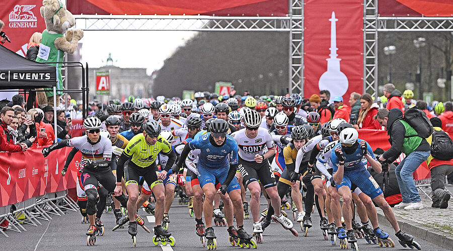 GENERALI BERLIN HALF MARATHON Inline Skating 2023: The skater elite starts with many other skaters and rolls off